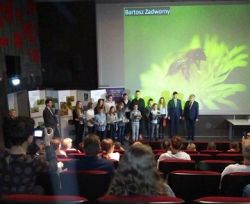 Obraz wyróżniający aktualność